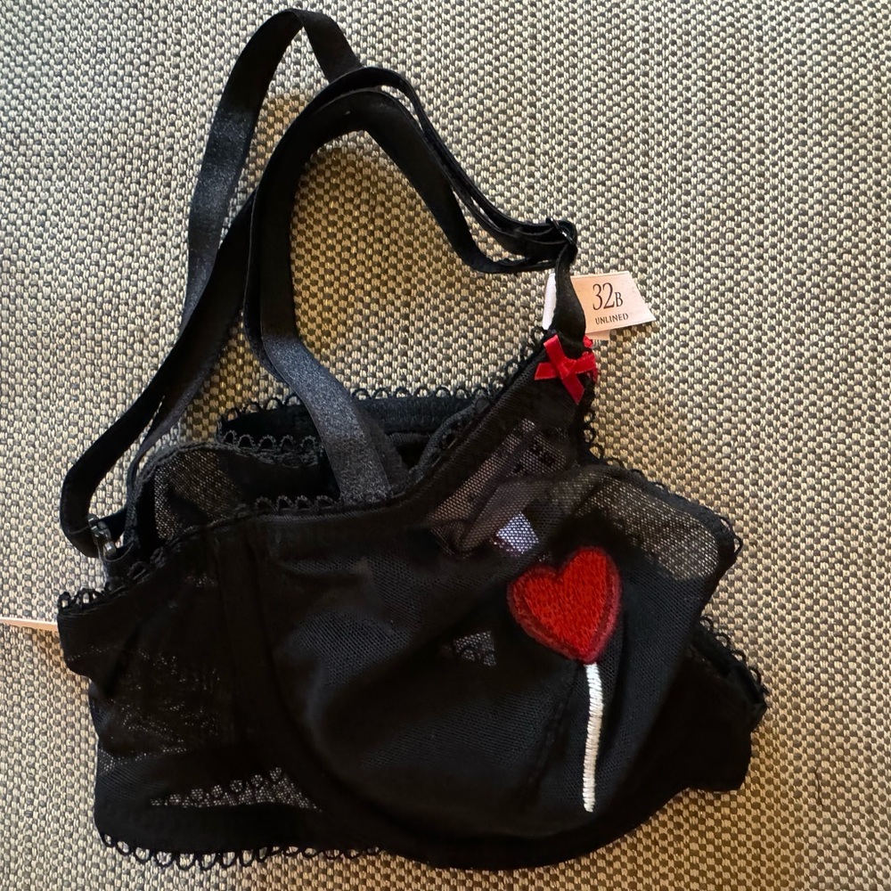 Victorias Secret Bra Black with Red details size 32B